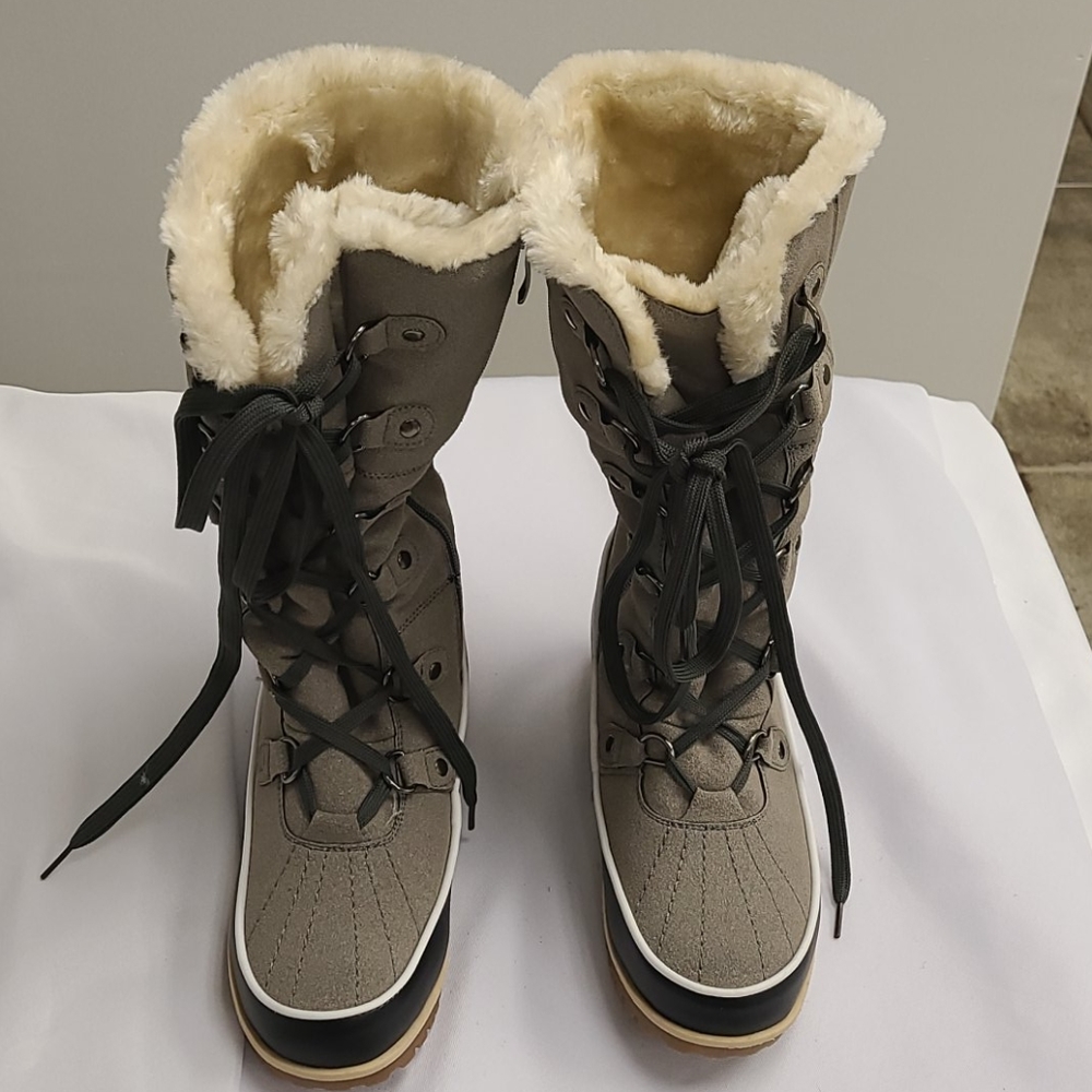 NWT black and gray winter boots